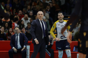 Simoni osserva i suoi