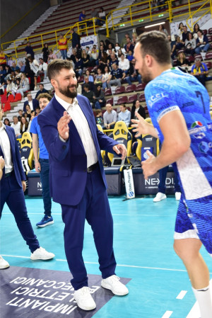 Falasca saluta