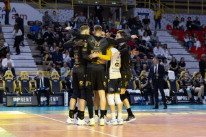 Rana Verona abbraccio