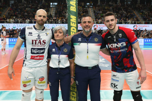 I capitani Sbertoli e Balaso insieme agli arbitri dell'incontro