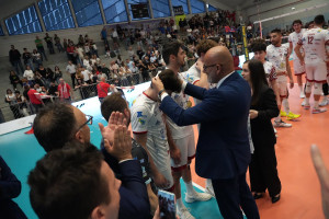 Il Manager della Serie A3 Franco Da Re premia i giocatori della Rinascita Lagonegro