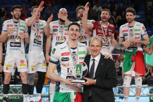 Michieletto x il Credem Banca MVP. A premiarlo Massimo Righi, Presidente Lega Pallavolo Serie A