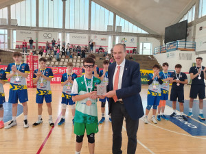 Massimo Righi, Presidente Lega Pallavolo Serie A, premia il capitano di Cuneo,  Matteo Cuniberti