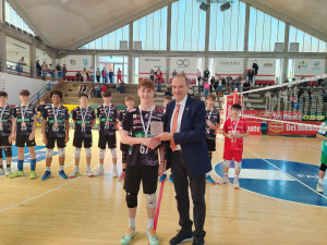 Massimo Righi, Presidente Lega Pallavolo Serie A, premia il capitano di Padova Michele Tonazzo