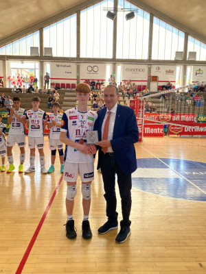Massimo Righi, Presidente Lega Pallavolo Serie A, premia Samuele Dalsasso, capitano di Trento