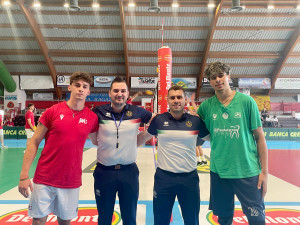 I capitani Selleri (Ravenna) e Marini (Civitanova) assieme agli arbitri nel pre gara