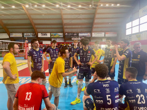 Coach Asta durante un time out di Modena