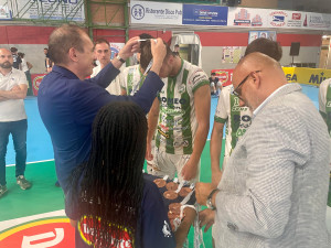 Massimo Righi (Presidente Lega Pallavolo Serie A) e Franco Da Re (Serie A3 Manager) premiano la Romeo Sorrento, 5a classificata.