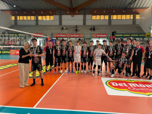 Yvonne Schlesinger, Vicedirettrice Lega Pallavolo Serie A, premia il capitano di Civitanova