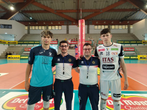 Marini Da Costa e Fedrici, capitani di Cisterna e Trento, insieme agli arbitri dell'incontro