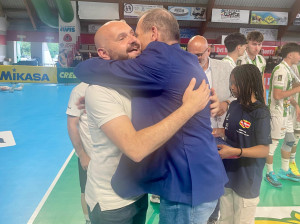 Massimo Righi (Presidente Lega Pallavolo Serie A) premia Fabrizio Ruggiero (Presidente Romeo Sorrento) al termine della Finale valida per il 5° Posto