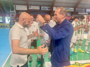Massimo Righi (Presidente Lega Pallavolo Serie A) premia Fabrizio Ruggiero (Presidente Romeo Sorrento) al termine della Finale valida per il 5° Posto