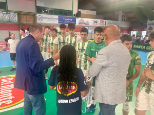 Massimo Righi (Presidente Lega Pallavolo Serie A) e Franco Da Re (Serie A3 Manager) premiano la Romeo Sorrento, 5a classificata.
