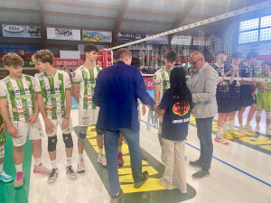 Massimo Righi (Presidente Lega Pallavolo Serie A) e Franco Da Re (Serie A3 Manager) premiano la Romeo Sorrento, 5a classificata.