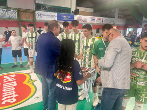 Massimo Righi (Presidente Lega Pallavolo Serie A) e Franco Da Re (Serie A3 Manager) premiano la Romeo Sorrento, 5a classificata.