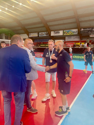 Massimo Righi (Presidente Lega Pallavolo Serie A) consegna la targa del 6° Posto a Filippo Garra, Capitano della Negrini CTE Acqui Terme