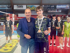 Massimo Righi (Presidente Lega Pallavolo Serie A) consegna la targa del 6° Posto a Filippo Garra, Capitano della Negrini CTE Acqui Terme