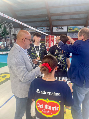 Massimo Righi (Presidente Lega Pallavolo Serie A) e Franco Da Re (Serie A3 Manager) premiano la Negrini CTE Acqui Terme, 6a classificata.