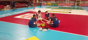 Giocatori di Monza e Trento assieme a fine gara