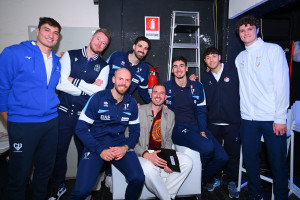 Foto di gruppo nel backstage: presenti, da sinistra, Guzzo, Zaytsev, Sbertoli, Lavia, Piano, Michieletto, Pace e Mati
