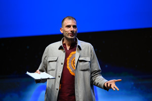 Il conduttore della presentazione, Matteo Piano