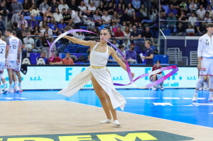 Ginnaste della ritmica tra un set e l'altro