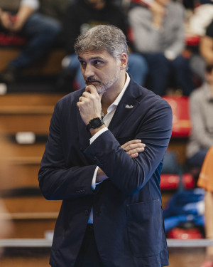 La concentrazione di Samuele Papi, vice allenatore di Gas Sales Bluenergy Piacenza