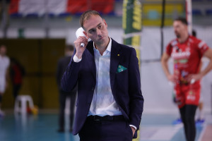 Coach Esposito pensieroso