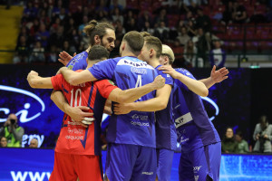 Vero Volley Monza abbraccio