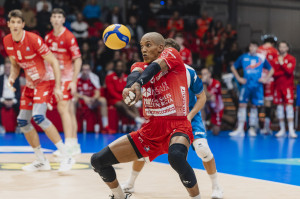 Ricezione su forte attacco per Miguel Gutierrez.
