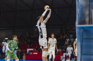 Alzata di Davide Gardini per Padova. 