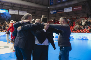 Esultanza finale e di gruppo per lo staff tecnico di Piacenza.