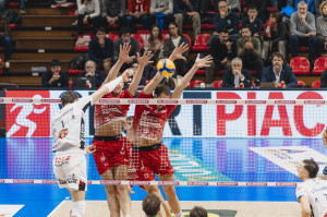 Muro a due di Piacenza con Alessandro Bovolenta e Francesco Comparoni su attacco di Davide Gardini per Padova.