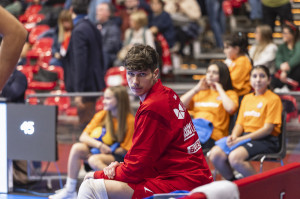Il centrale del settore giovanile biancorosso, Luca Fraleone, in panchina in SuperLega.