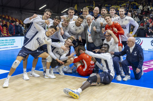 Foto vittoria per Verona che vince al tie-break.