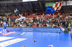 Centinaia di peluche dai poi in beneficenza hanno invaso il PalabancaSport: x torna anche quest’anno il Teddy Bear Toss!