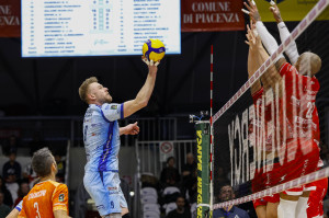 Tocco a muro di Ivan Zaytsev contro la difese di Piacenza. 