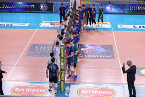 Il saluto delle squadre pre-match