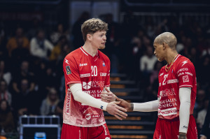Gesto di intesa tra Lukas Bergmann e Miguel Gutierrez.