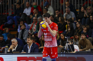 Efe Mandiraci si prepara alla battuta. 