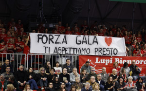 La dedica di tutto il PalabancaSport per Gianluca Galassi. 