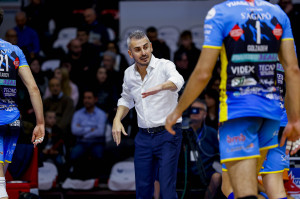 Il Capo allenatore della Yuasa Battery Grottazzolina sprona i suoi giocatori. 