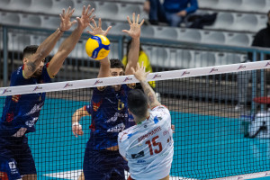 Armenante insacca sul muro di Ravenna