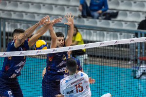 Armenante insacca sul muro di Ravenna