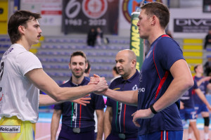 Saluto tra capitani a inizio gara