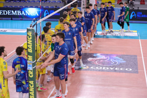 Saluti tra le squadre pre-partita