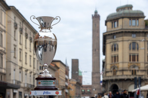 La Coppa Italia e sullo sfondo la Torre degli Asinelli e la Garisenda
