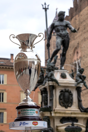 La Coppa Italia e sullo sfondo la fontana del Nettuno