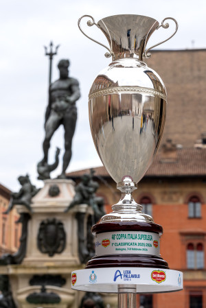 La Coppa Italia e sullo sfondo la fontana del Nettuno