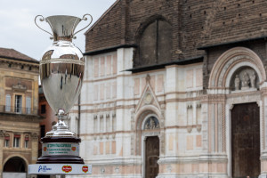 La Coppa Italia e sullo sfondo San Petronio